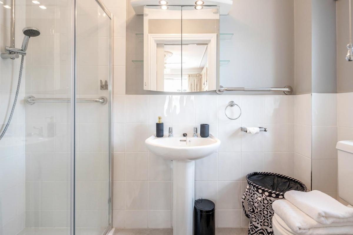 3 Bedroom Steeple Hill House - Housity