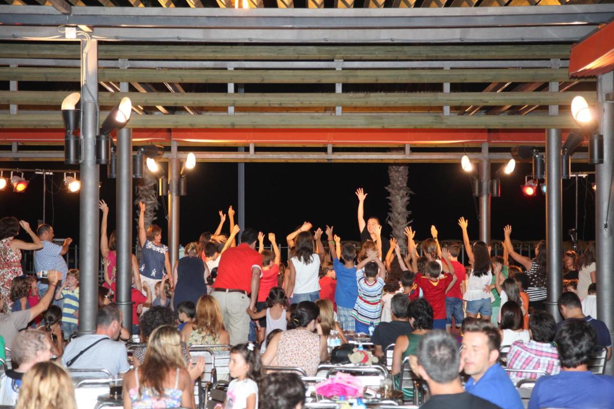 un grupo de personas de pie en una multitud con las manos en el aire en Hotel Acuazul, en Peñíscola 36 fotos más