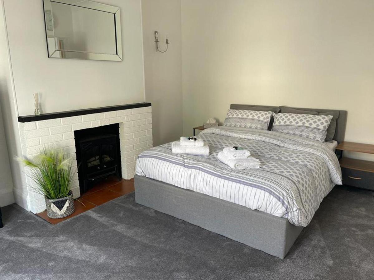 Impeccable 2-Bed Apartment in Eastbourne - Housity