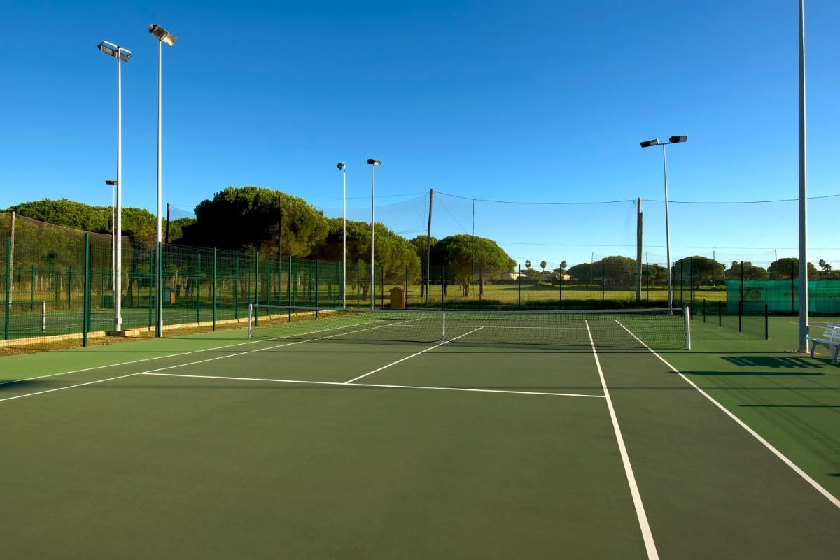 Instalaciones para jugar a tenis o squash en Iberostar Waves Royal Andalus o alrededores