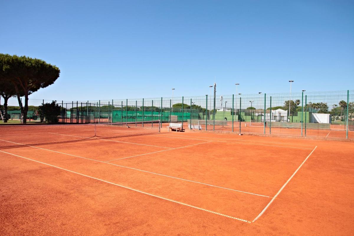 Instalaciones para jugar a tenis o squash en Iberostar Waves Royal Andalus o alrededores