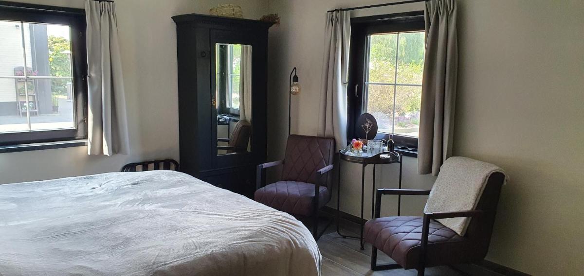 Luxe gastenkamer met living en keuken bij Friezen paarden Stal Pellendijk - Housity