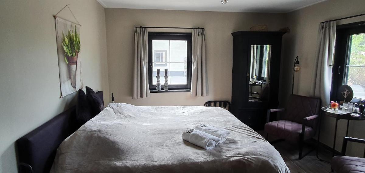 Luxe gastenkamer met living en keuken bij Friezen paarden Stal Pellendijk - Housity