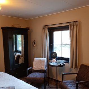 Luxe gastenkamer met living en keuken bij Friezen paarden Stal Pellendijk - Housity