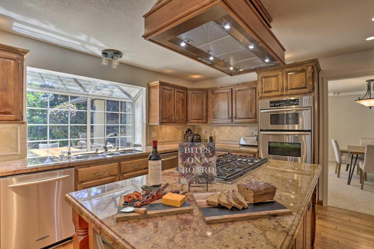 Redding Getaway with Hot Tub and Outdoor Kitchen! - Housity