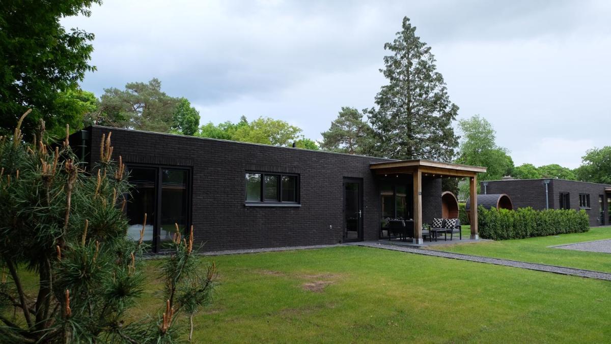 The White Oak - Luxe 4 persoons bungalow met prive sauna - Housity