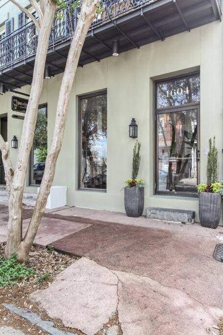 Historic Garden District 5BR with Parking and Balcony - Housity