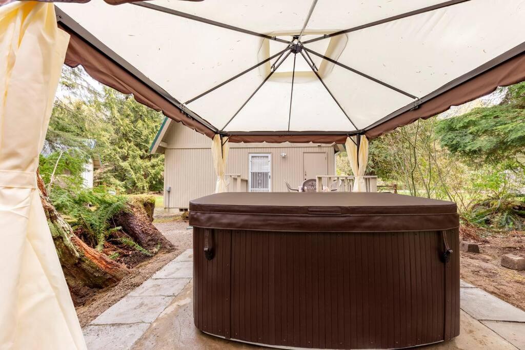 Lovely 3 bedroom King bed WI FI Hot Tub fireplace river access hiking ski - Housity