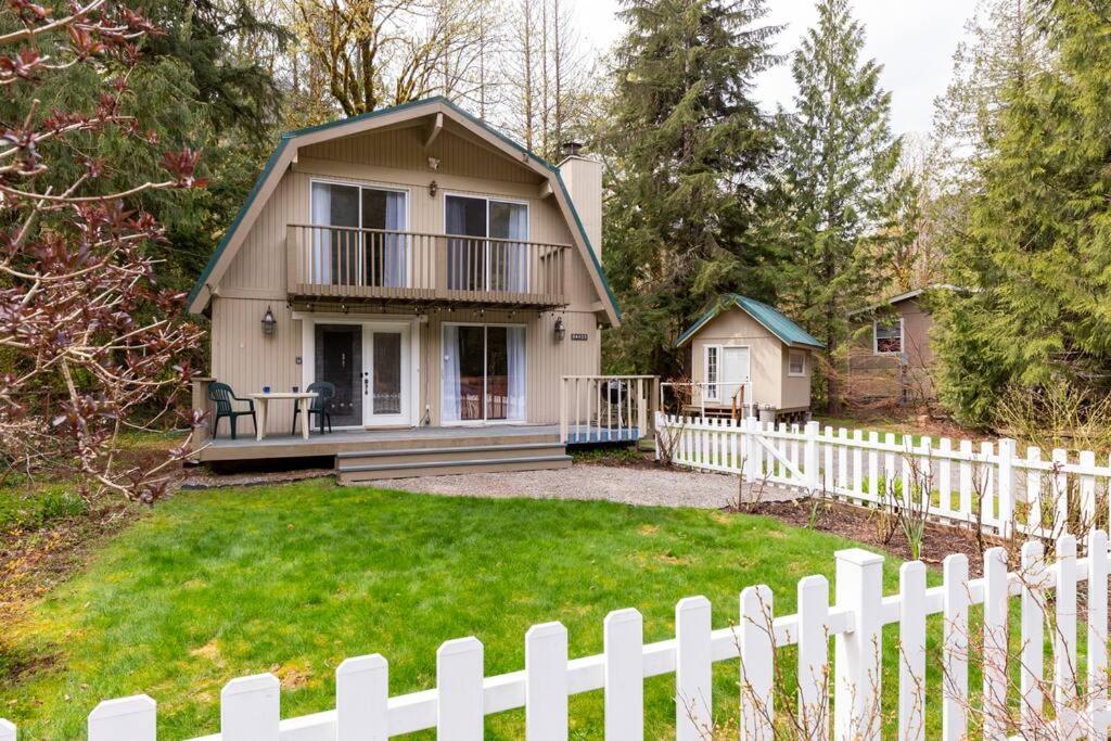 Lovely 3 bedroom King bed WI FI Hot Tub fireplace river access hiking ski - Housity