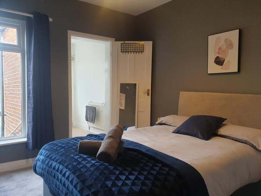 Cosy 2 Bedroom City House with 2 Bathrooms - Housity