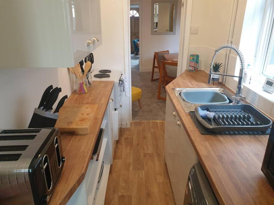 Cosy 2 Bedroom City House with 2 Bathrooms - Housity