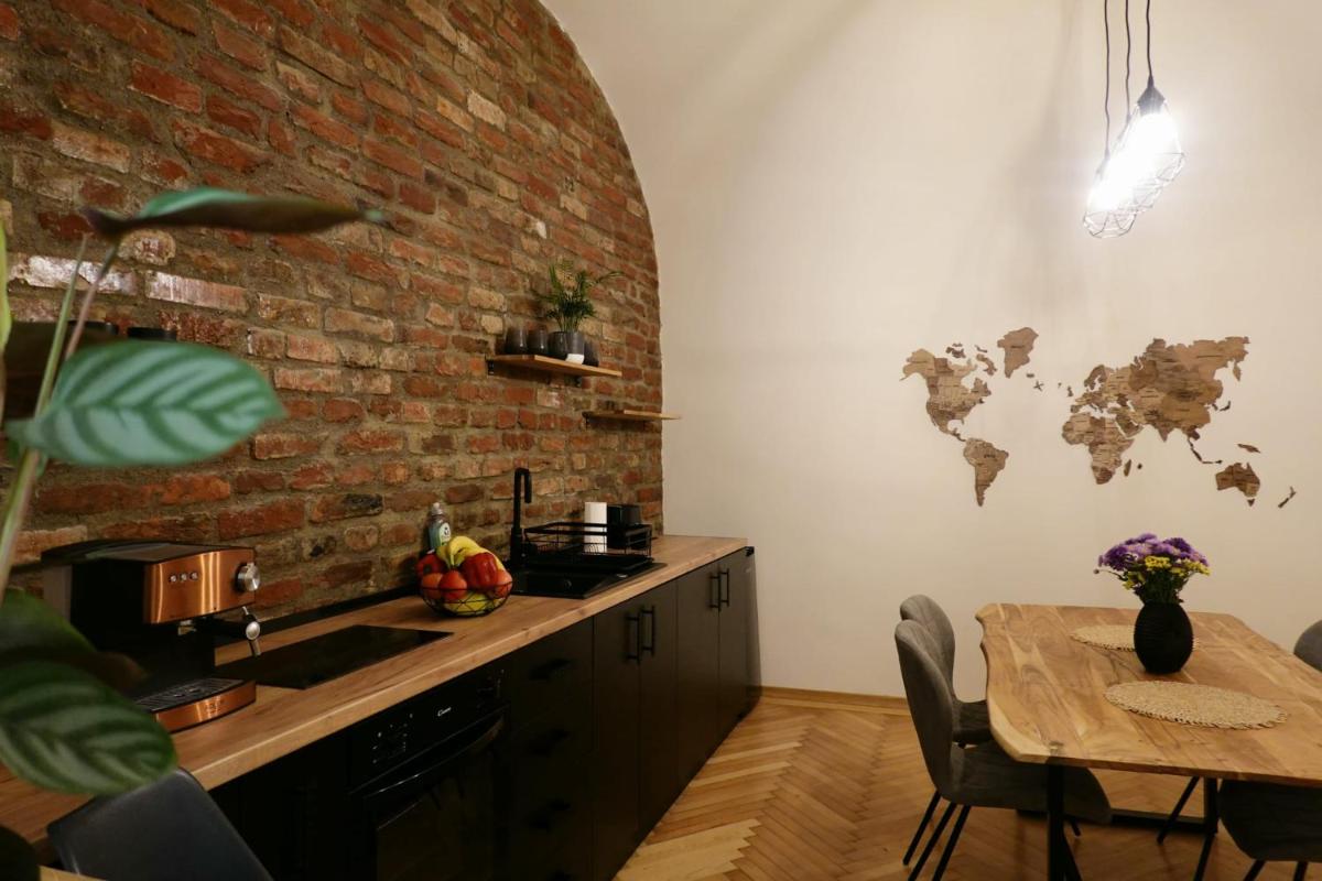 The Industrique Home - 3 Bedroom Apartment - Housity