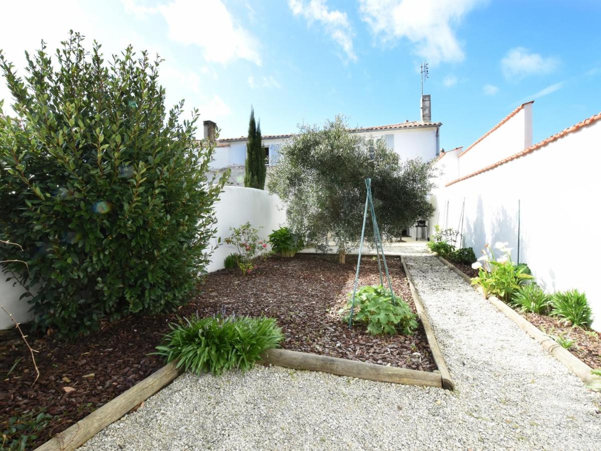 Maison de village à Ars-en-Ré, 9 pers, à 300m du port, jardin, Wi-Fi, idéal pour familles - FR-1-258-83 - Housity