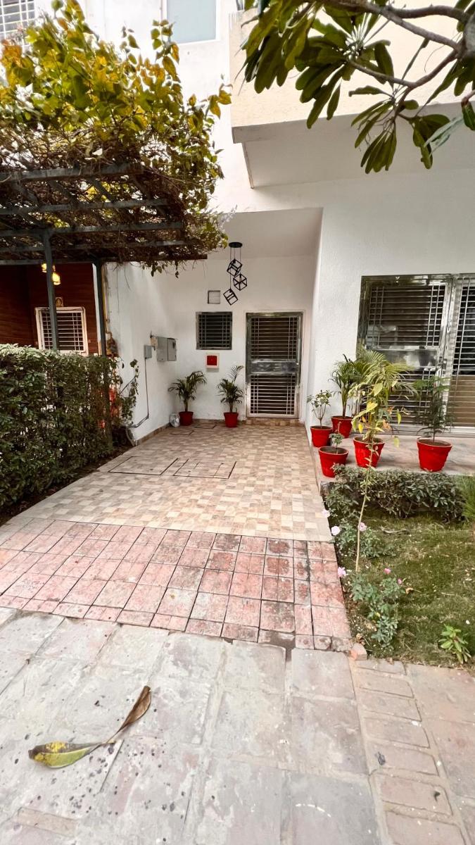 Suitetrails - Serene Villa Homestay - Greater Noida