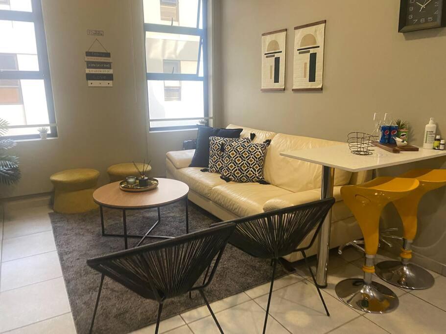 Stylish Dante’s 1-bedroom condo free Wifi & Cinema - Housity
