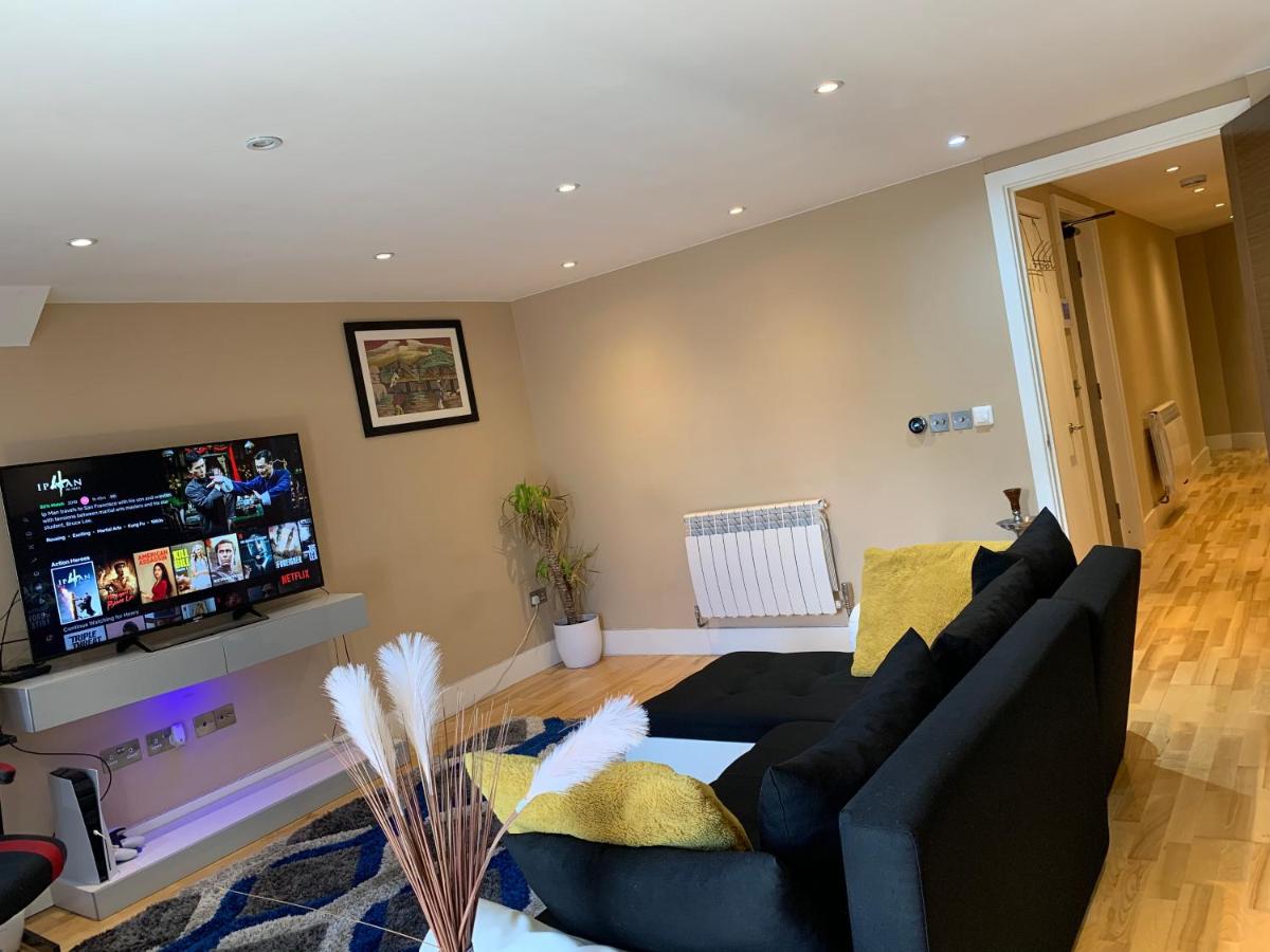 Entire 2 bedroom Apartment - Housity
