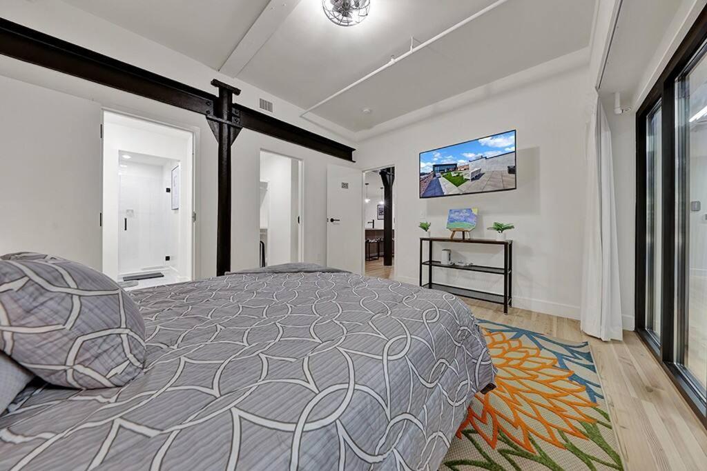 Rare 1 BR in the Heart of DT B'Ham w/RoofTop View - Housity