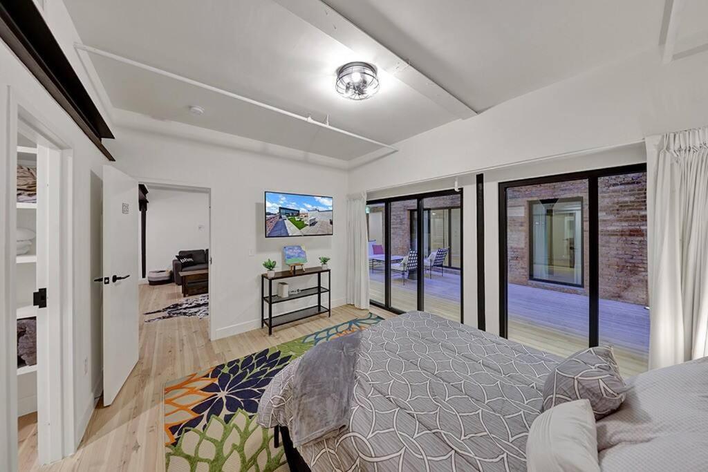 Rare 1 BR in the Heart of DT B'Ham w/RoofTop View - Housity