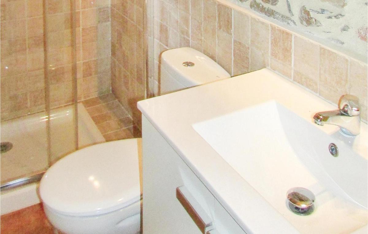 Lovely Home In Aldeanue De La Sierra - Housity