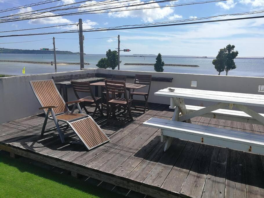 美ら海水族館車で5分/BBQ可能/夕日の見える屋上テラス/4BR一戸建/駐車場3台/最大18名宿泊 - Housity