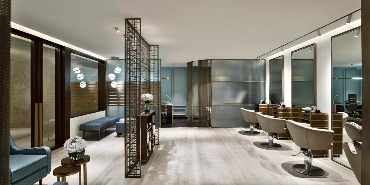 a salon with a waiting room with chairs and tables at Four Seasons Hotel Bengaluru at Embassy ONE in Bengaluru a salon with a waiting room with chairs and tables at Four Seasons Hotel Bengaluru at Embassy ONE in Bengaluru