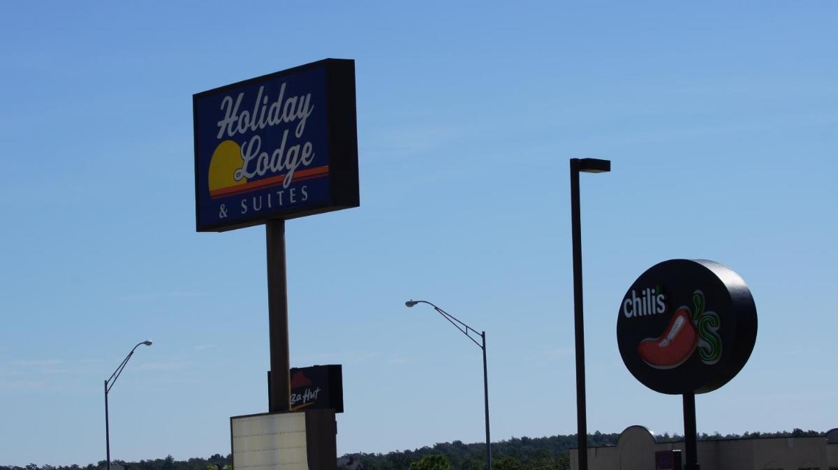Holiday Lodge & Suites - Housity