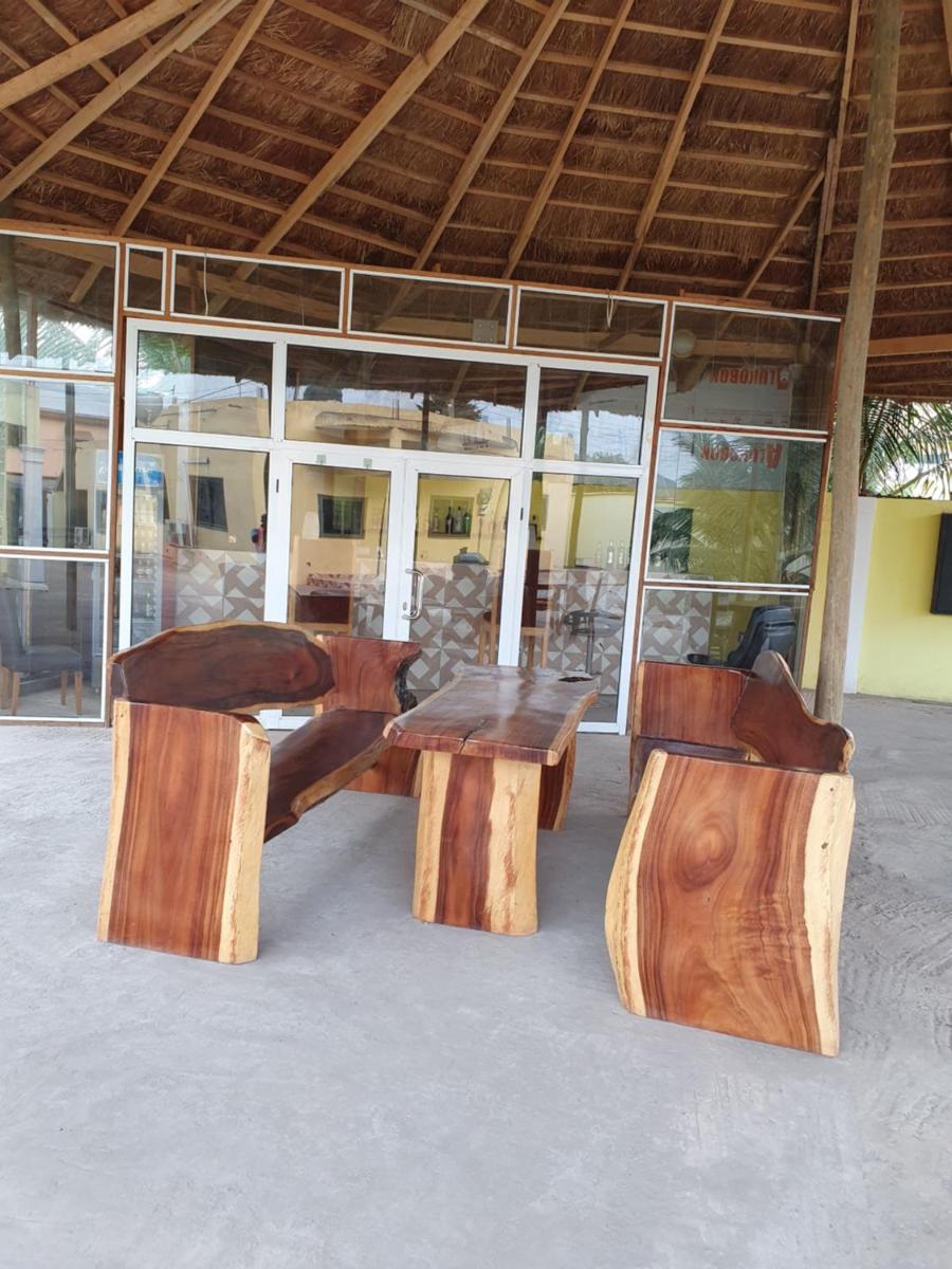 APARTMENT, 1 MASTER BEDROOM, LIVING ROOM, SLEEPS 4, GROUND FLOOR, 2 WALK IN SHOWERS, 2 TOILETS, WIFI, HOT WATER, 20 MINUTES TO KOTOKA INTERNATIONAL AIRPORT, 24 HOUR SECURITY, GARDEN, RESTAURANT, BAR, CLOSE TO PALACE MALL, ACCRA Mall - Housity