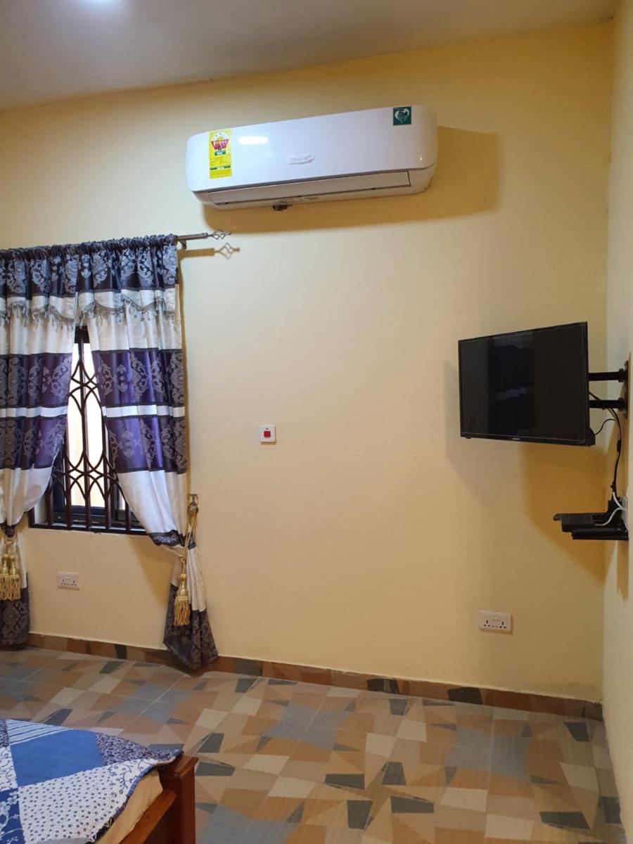 APARTMENT, 1 MASTER BEDROOM, LIVING ROOM, SLEEPS 4, GROUND FLOOR, 2 WALK IN SHOWERS, 2 TOILETS, WIFI, HOT WATER, 20 MINUTES TO KOTOKA INTERNATIONAL AIRPORT, 24 HOUR SECURITY, GARDEN, RESTAURANT, BAR, CLOSE TO PALACE MALL, ACCRA Mall - Housity