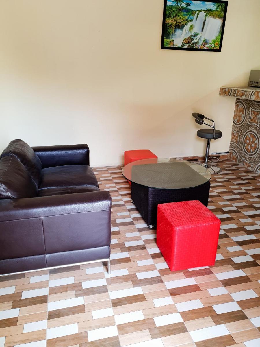 APARTMENT, 1 MASTER BEDROOM, LIVING ROOM, SLEEPS 4, GROUND FLOOR, 2 WALK IN SHOWERS, 2 TOILETS, WIFI, HOT WATER, 20 MINUTES TO KOTOKA INTERNATIONAL AIRPORT, 24 HOUR SECURITY, GARDEN, RESTAURANT, BAR, CLOSE TO PALACE MALL, ACCRA Mall - Housity