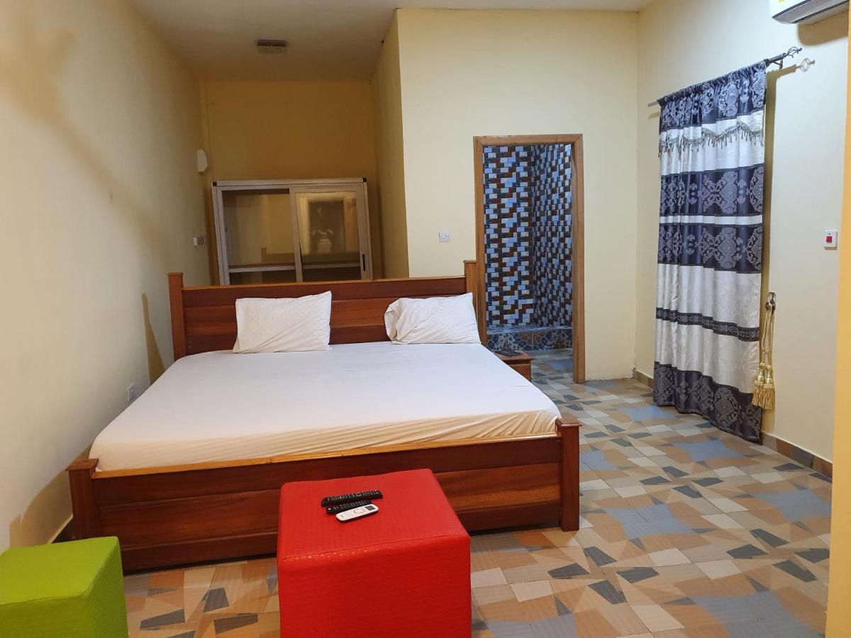 APARTMENT, 1 MASTER BEDROOM, LIVING ROOM, SLEEPS 4, GROUND FLOOR, 2 WALK IN SHOWERS, 2 TOILETS, WIFI, HOT WATER, 20 MINUTES TO KOTOKA INTERNATIONAL AIRPORT, 24 HOUR SECURITY, GARDEN, RESTAURANT, BAR, CLOSE TO PALACE MALL, ACCRA Mall - Housity