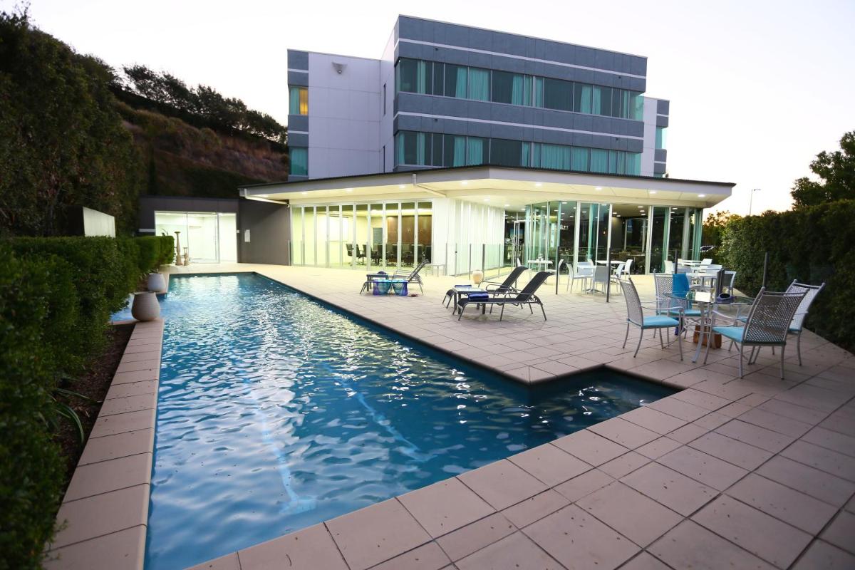 Springfield Lakes Boutique Hotel - Housity