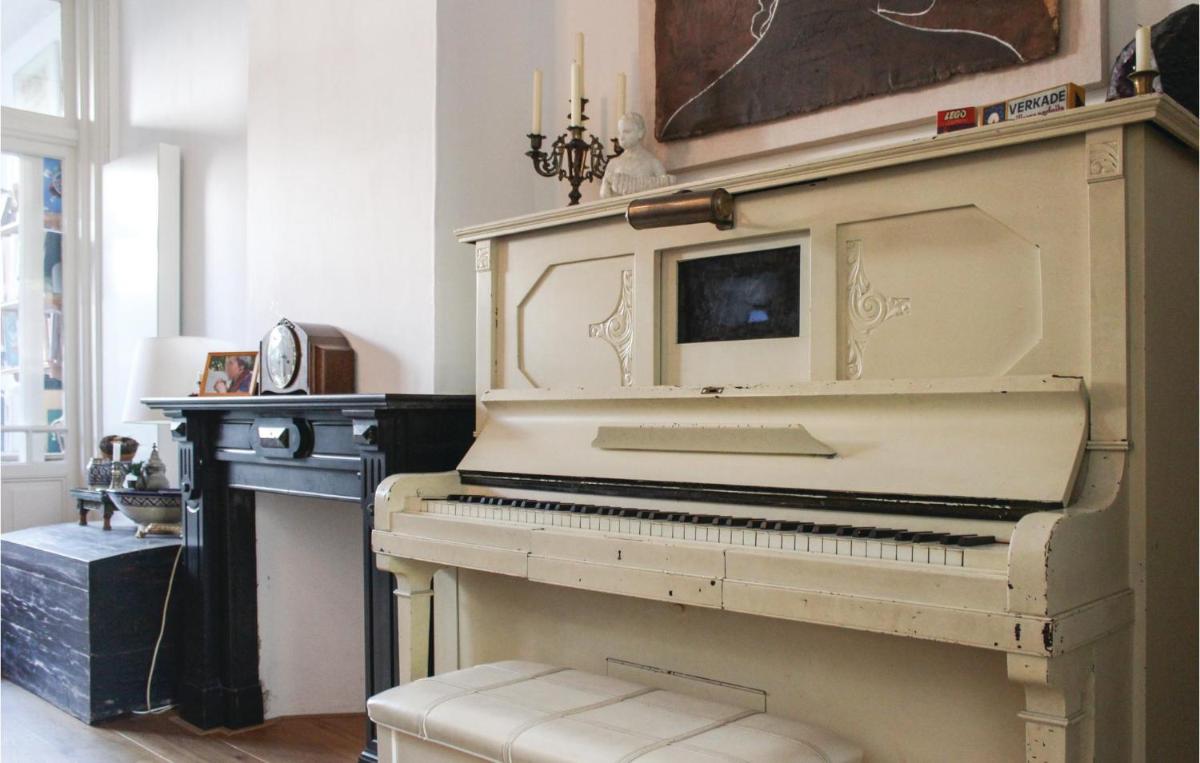 Awesome Home In Den Haag With 3 Bedrooms And Wifi - Housity