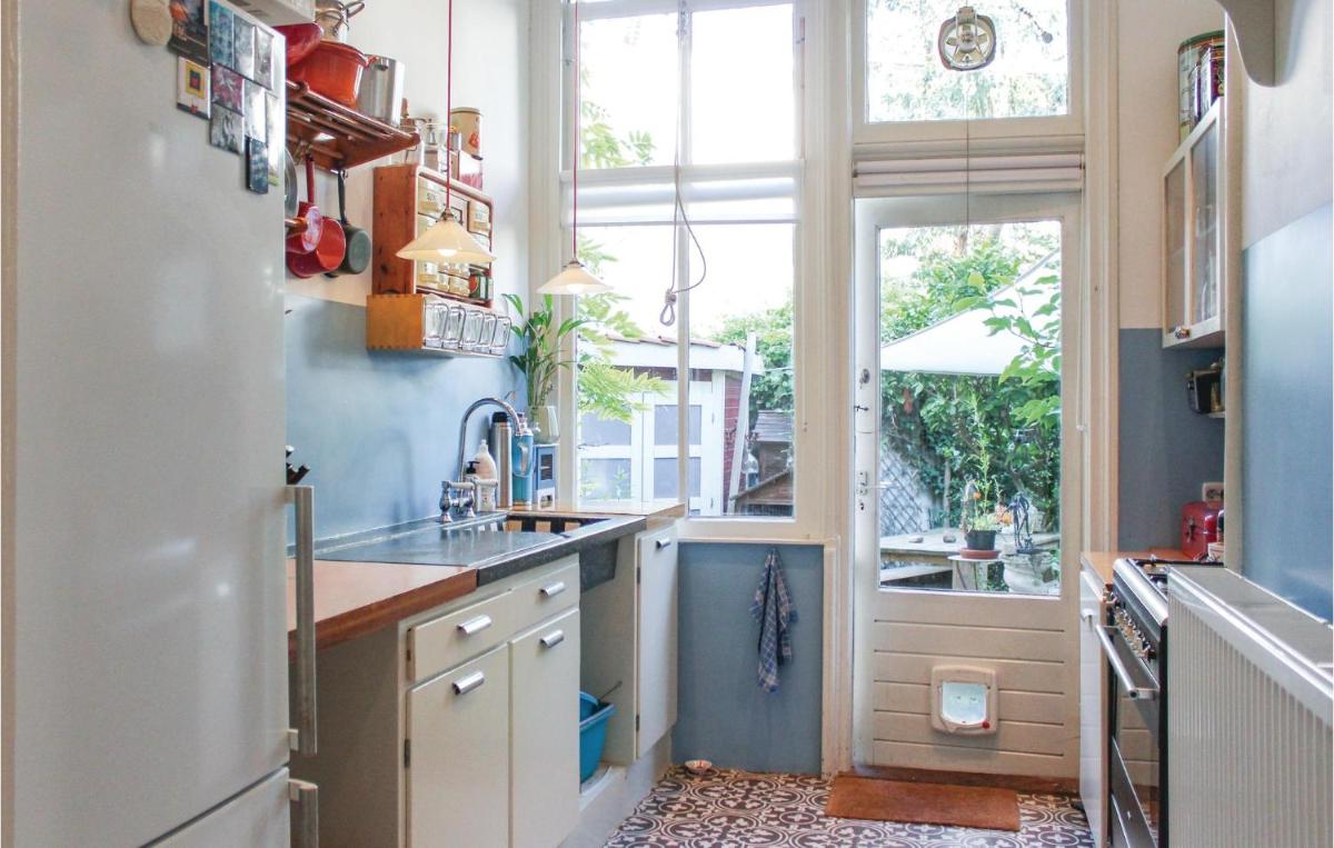 Awesome Home In Den Haag With 3 Bedrooms And Wifi - Housity