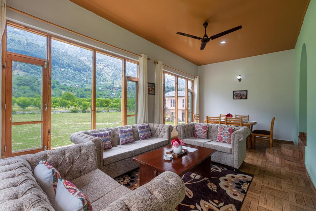 SaffronStays Persimmon House, Raison - luxury villa with Baes river and paragliding point views - All clear roads - Housity