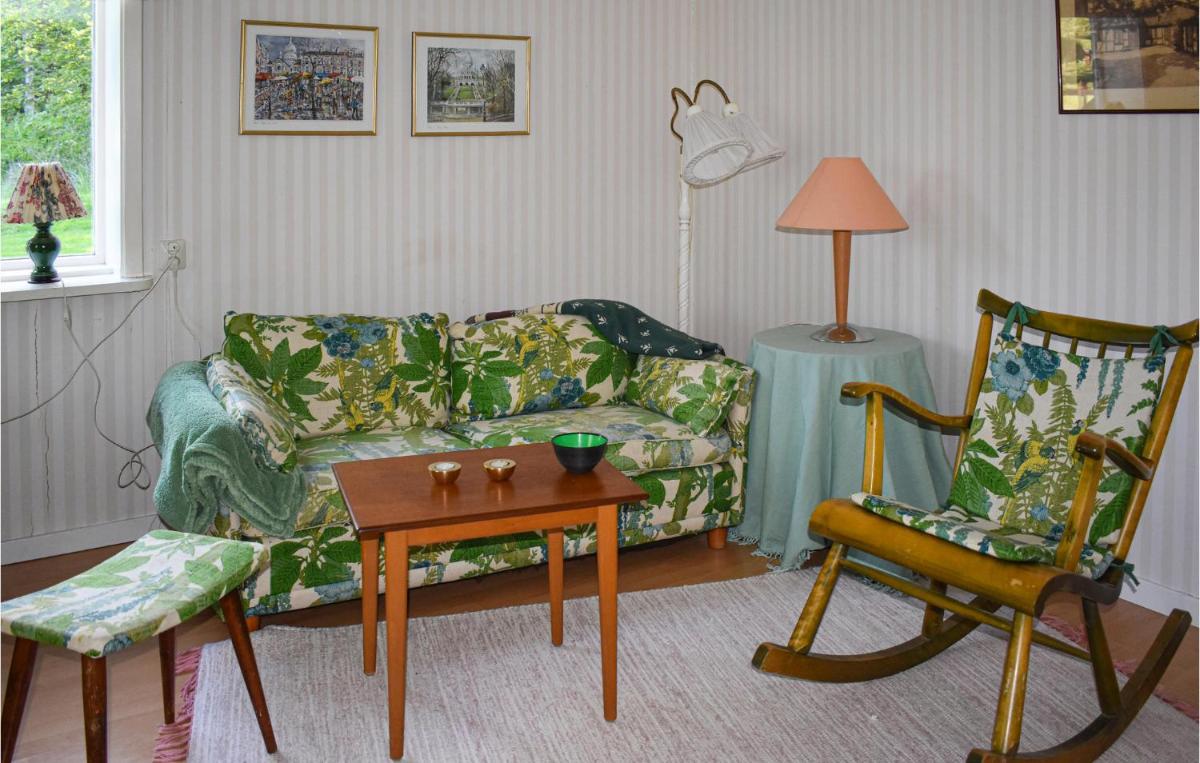 1 Bedroom Awesome Apartment In Rönneshytta - Housity