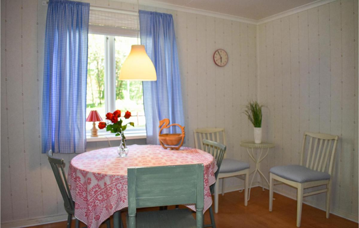 1 Bedroom Awesome Apartment In Rönneshytta - Housity