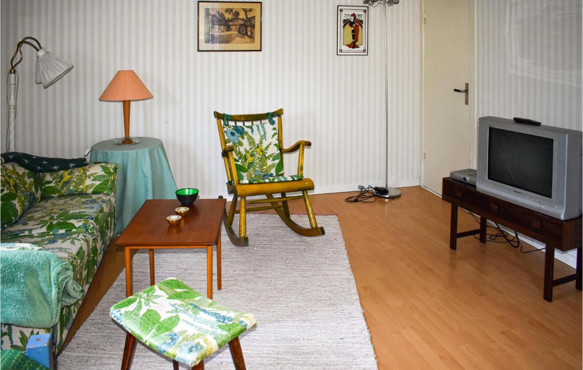 1 Bedroom Awesome Apartment In Rönneshytta - Housity