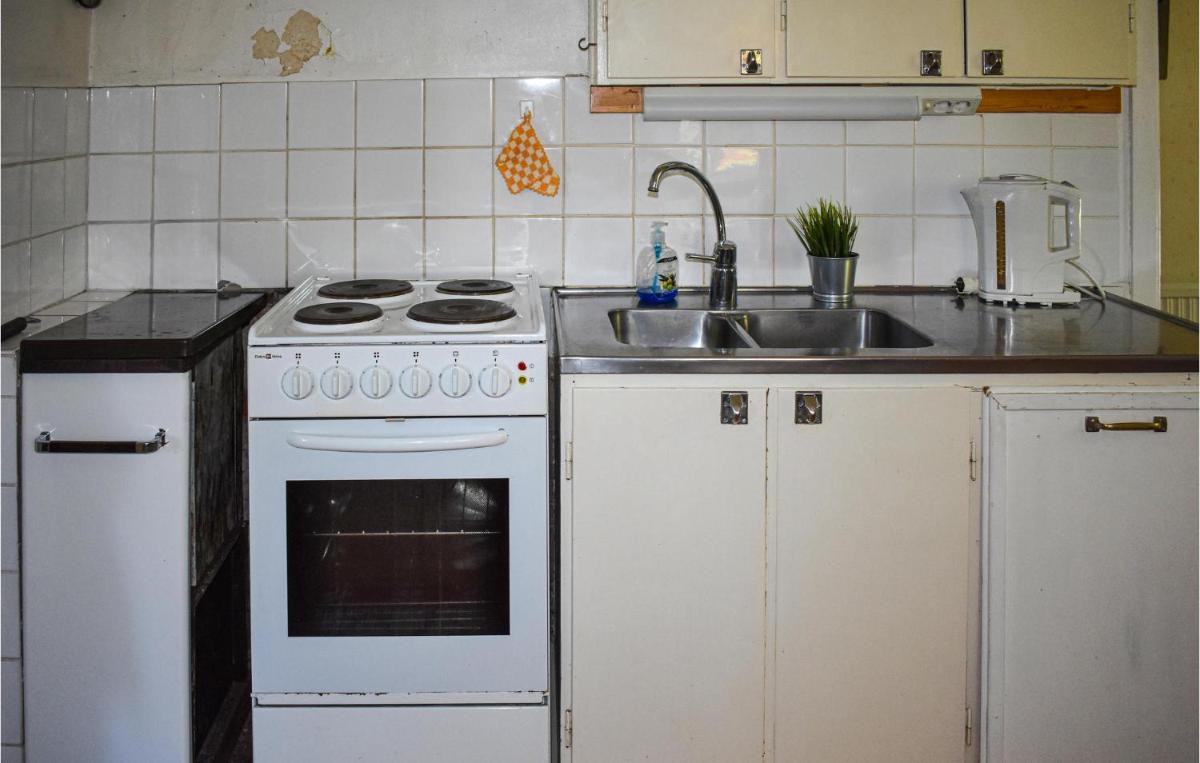 1 Bedroom Awesome Apartment In Rönneshytta - Housity