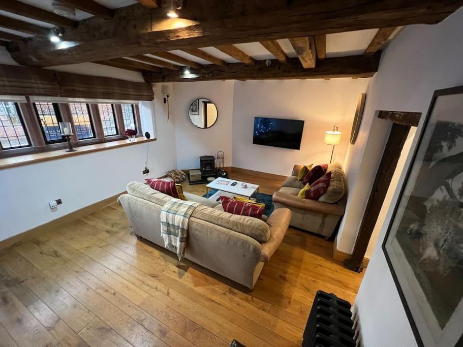 The Horners - Log burner, Cheshire Village, Parking, Walks, Aga, dogs - Housity