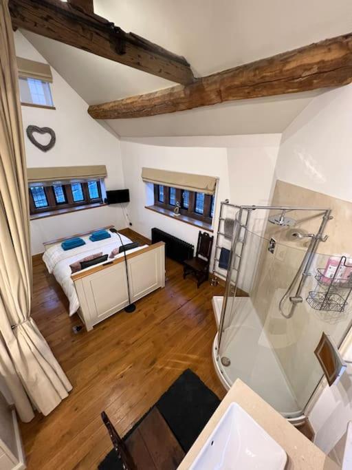 The Horners - Log burner, Cheshire Village, Parking, Walks, Aga, dogs - Housity