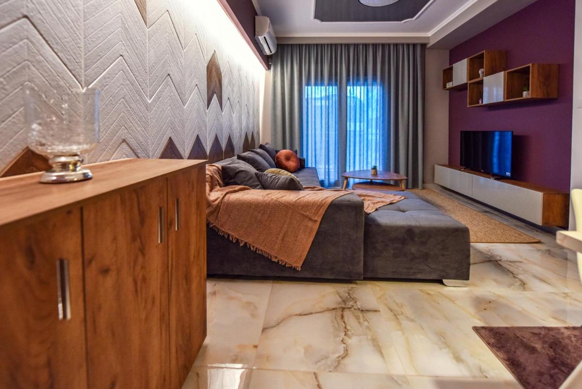 ΚΕΝΤΡΙΚΟ ΚΑΙ COSY ΔΙΑΜΕΡΙΣΜΑ ΣΤΗΝ ΚΟΜΟΤΗΝΗ (ΡΕΤΙΡΕ) - Housity