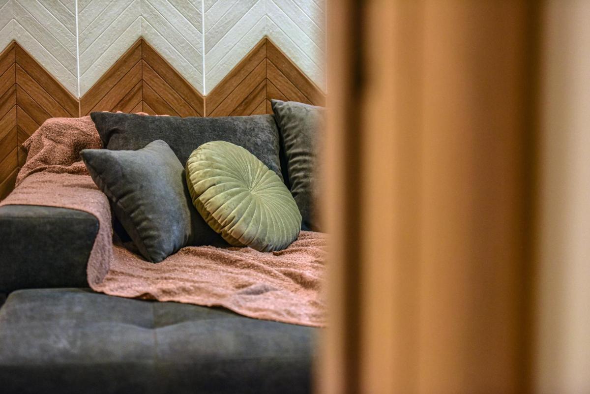 ΚΕΝΤΡΙΚΟ ΚΑΙ COSY ΔΙΑΜΕΡΙΣΜΑ ΣΤΗΝ ΚΟΜΟΤΗΝΗ (ΡΕΤΙΡΕ) - Housity