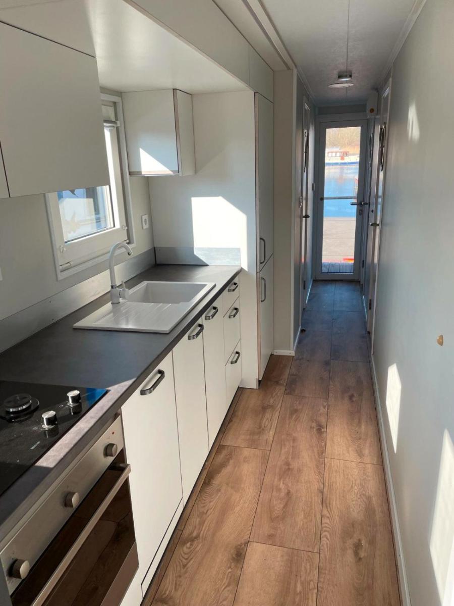 Suitetrails - Hausboot Müritz, festliegend mit Sauna