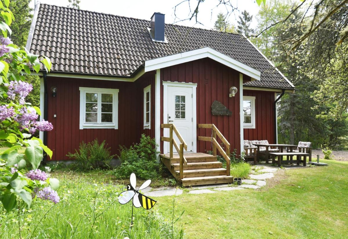 Cozy and rural holiday accommodation 150 meters from Lake Vanern - Housity