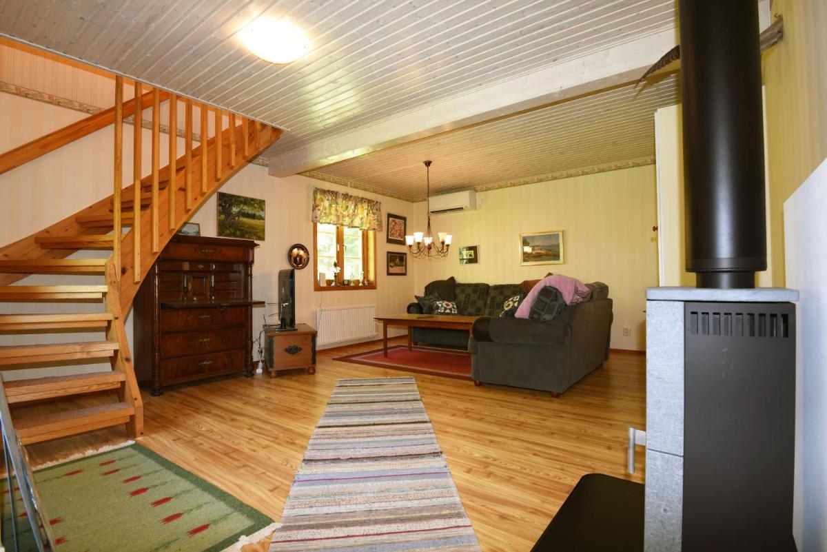 Cozy and rural holiday accommodation 150 meters from Lake Vanern - Housity