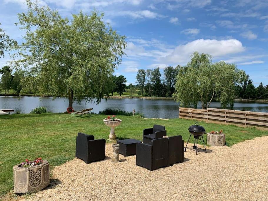 A luxury lakeside lodge for up to 12 lake side. - Housity