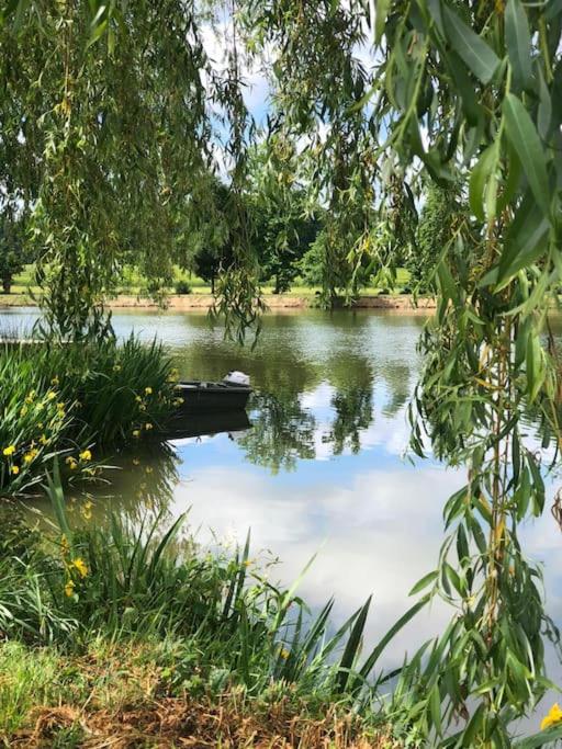 A luxury lakeside lodge for up to 12 lake side. - Housity