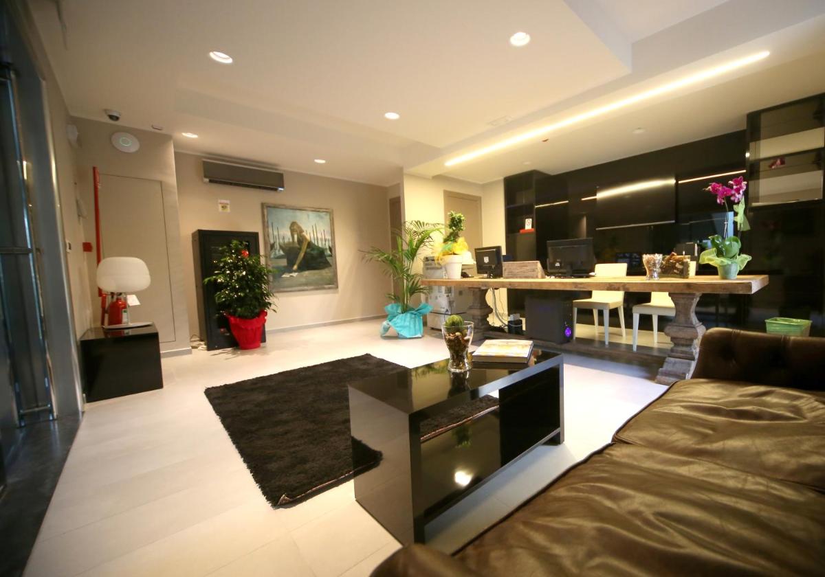 Victoria Hotel - Housity