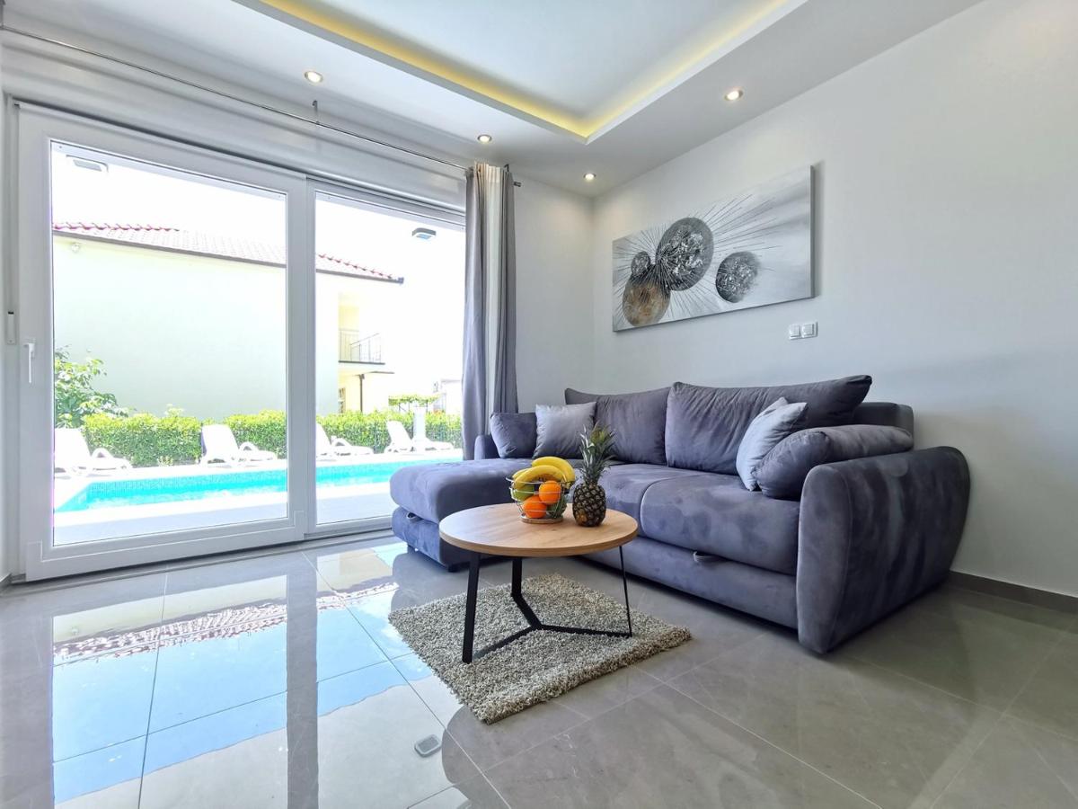Seka apartments with a pool - Housity