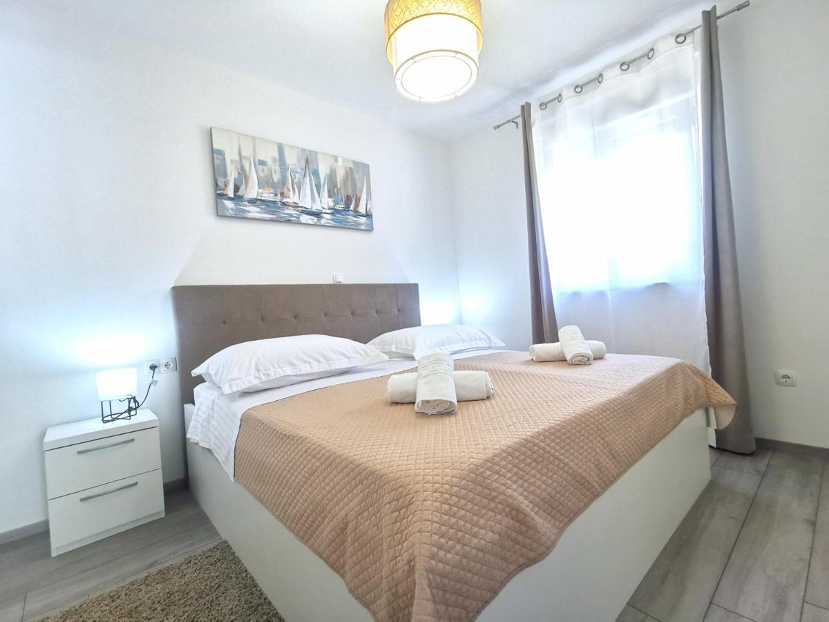 Seka apartments with a pool - Housity